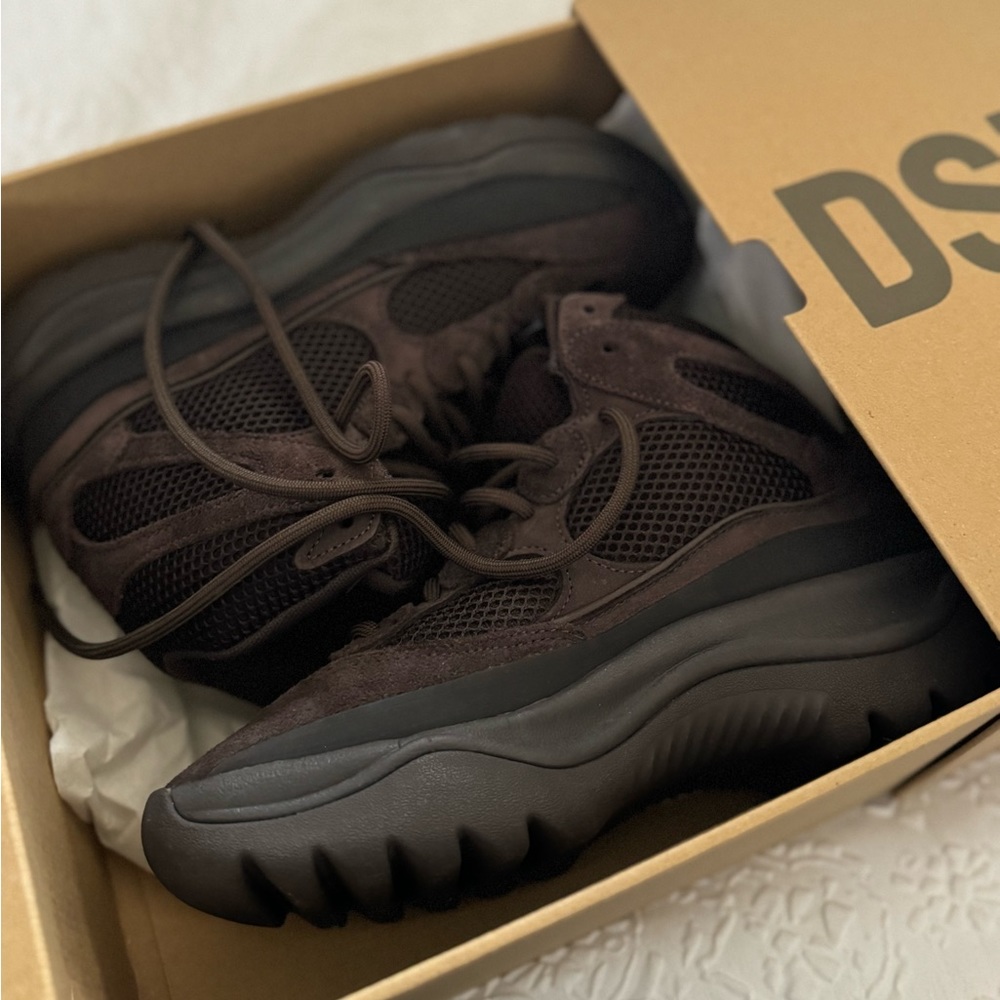 Yeezy dsrt oil size 6.5 brand new never worn